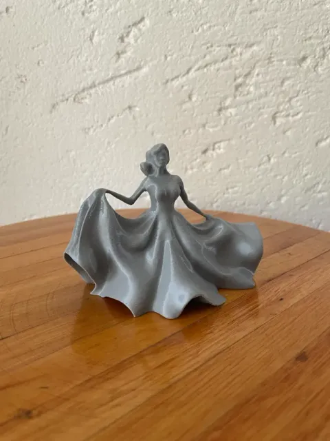 Pretty lady — Image 2 of 6