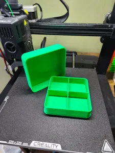 Storage box for small items with a lid 100x100