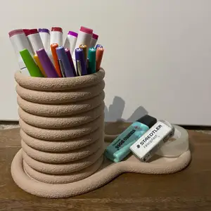 Desk organizer pen holder and tray