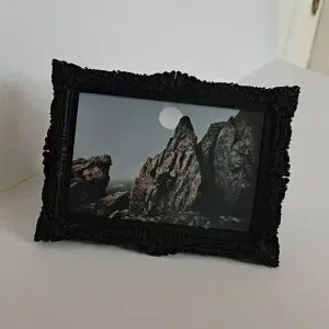 Frame 25 photo print in place