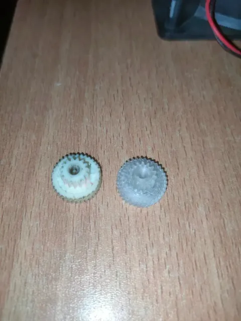The gear wheel of the DEXP robot vacuum cleaner — Image 2 of 3