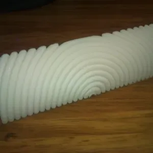 A spatula imitating the texture of wood