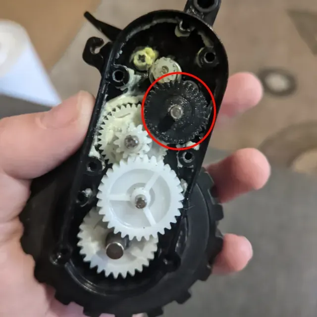 The gear wheel of the DEXP robot vacuum cleaner