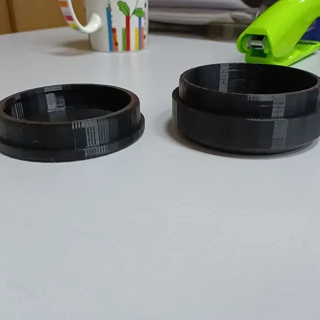 Plug of the central hole of the car stamping disc
